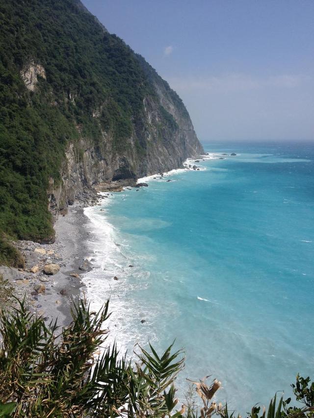 台湾清水断断崖，台湾最危险的一条铁路由此经过，刮台风不能通行