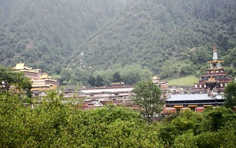 尼巴村：古老藏族山寨的繁荣与美丽