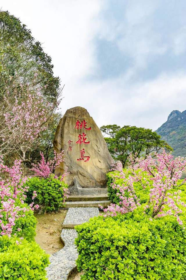 大佛岩：桃花岛的标志，海上盆景园的奇观