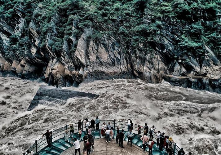 虎跳峡：领略世界上落差最大的峡谷风光