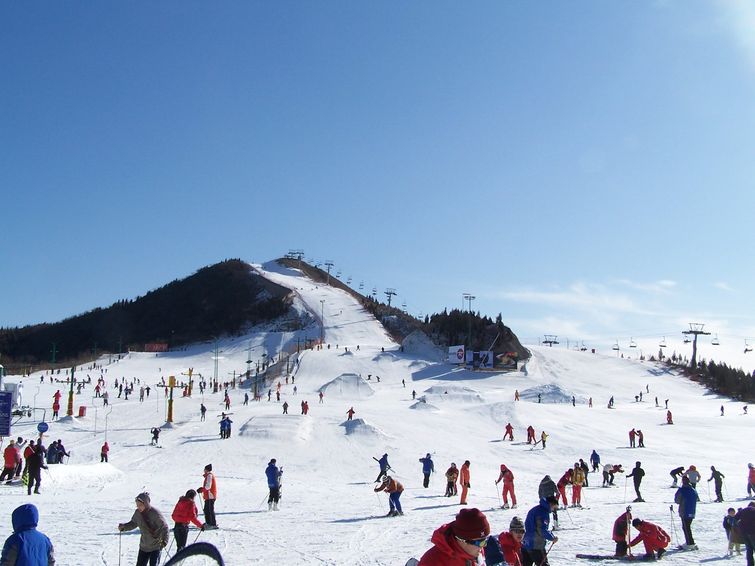 同泉滑雪温泉之旅：冬日里的热情与温暖