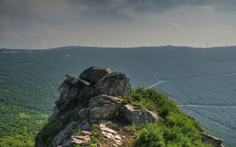 摩天岭：山海间的探险胜地，体验自然与勇气的双重挑战