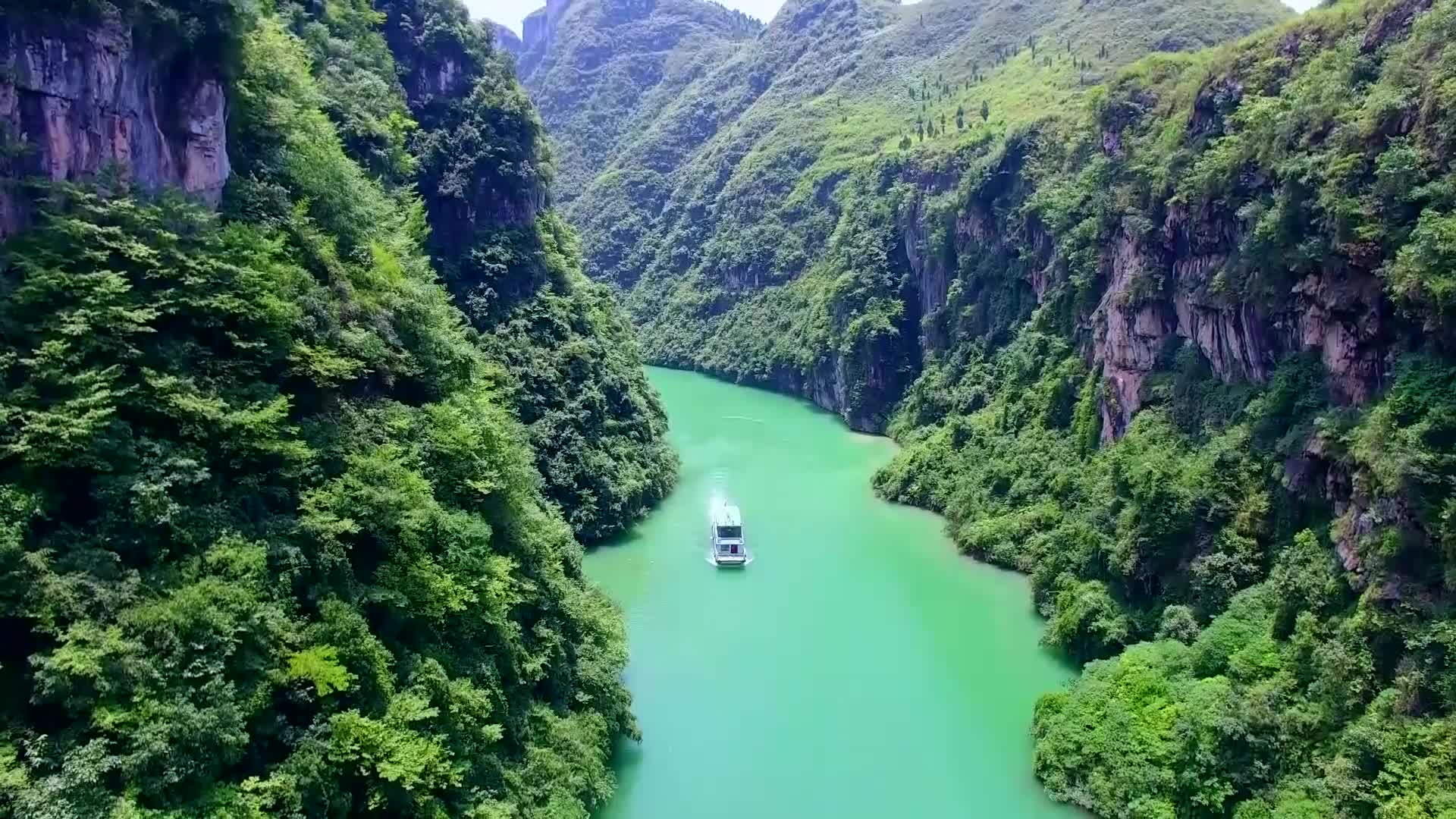 龙鳌河风景名胜区：山水间的世外桃源，探寻武陵山脉的自然奇观与文化瑰宝